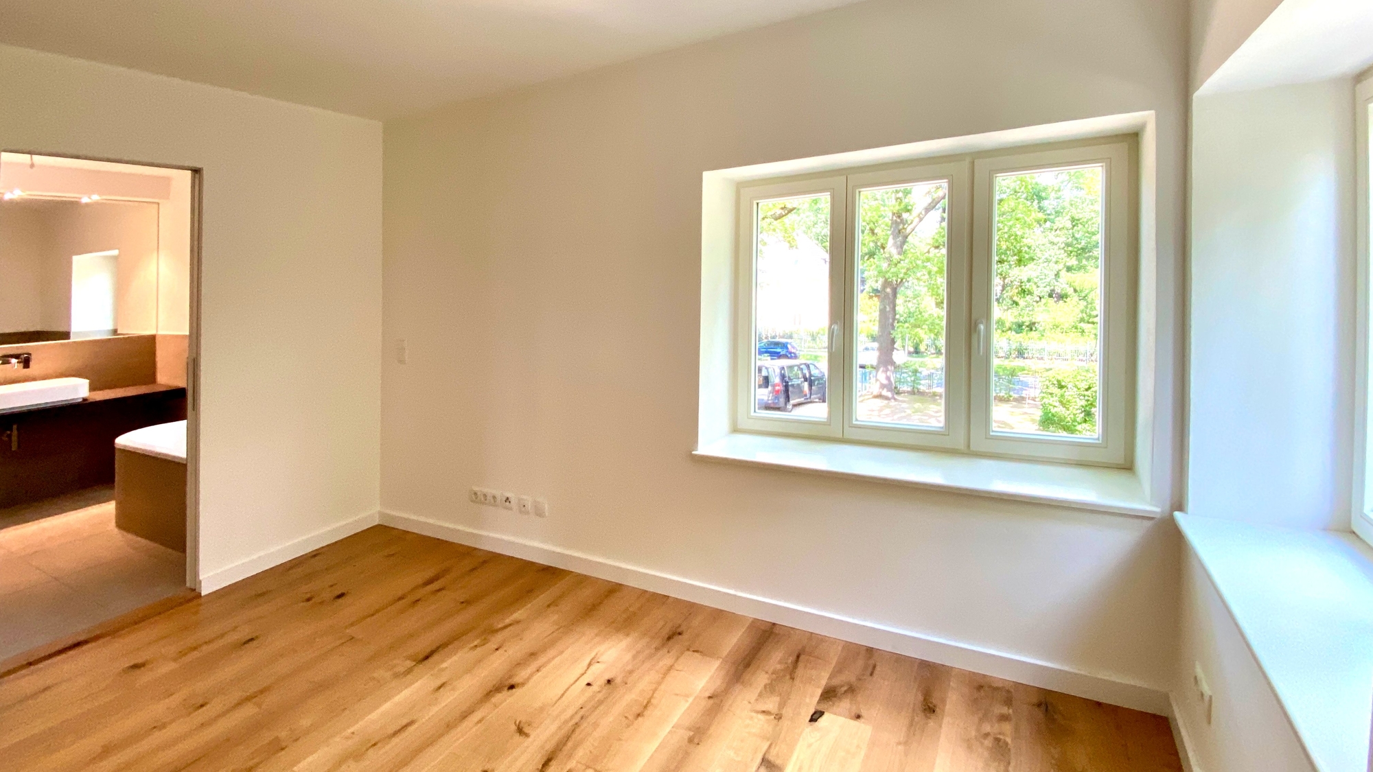 Schlafzimmer mit Blick ins Masterbad