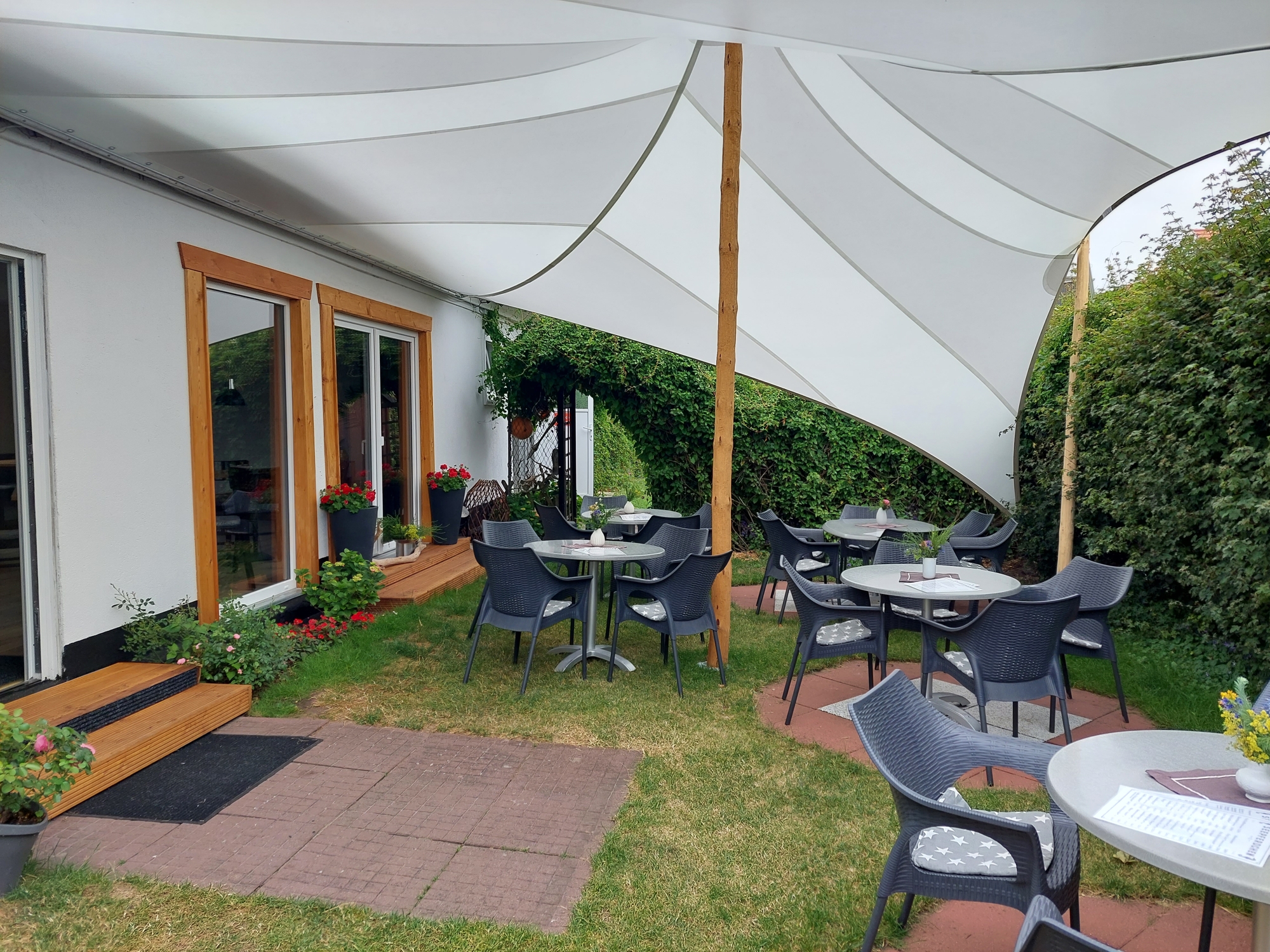 Restaurant-Aussenbereich am Tag