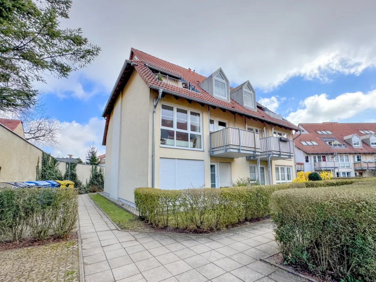 rückwärtige Hausansicht mit Balkonen