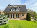 Freistehendes Haus mit Einliegerwohnung, Garage, Kamin & schönem Süd-Garten in familiärer Lage - Solaranlage für energieeffizientes Wohnen
