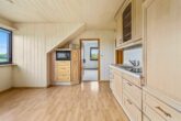 Wohnen am Naturschutzgebiet - Ein-bzw. Zweifamilienhaus mit traumhaften Weitblick, Garage, Sauna & Keller - OG: Küchenzeile