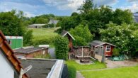 Fachwerkhaus in idyllischer Lage mit großem Grundstück - Blick aus dem OG auf Dachterrasse und in den Garten