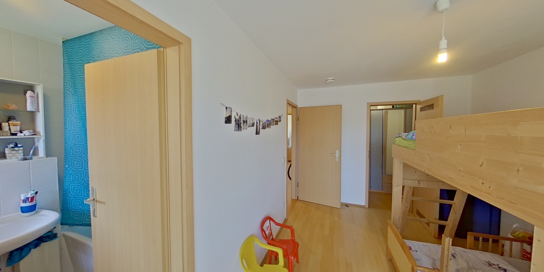 Bade- und Schlafzimmer - Weitwinkel