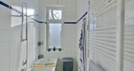 Bezugsfrei - Top sanierte Altbauwohnung mit Balkon nähe Zentrum - Badezimmer Perspektive 1