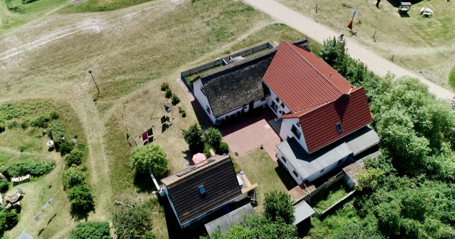 Insel Hiddensee – 1 Wohnhaus und 3 Ferienwohnungen – nahe Strand, 18565 Insel Hiddensee OT Neuendorf, Einfamilienhaus