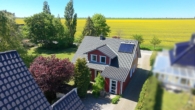 Blick über das Rote Haus - Charmantes rotes Einfamilienhaus im skandinavischen Stil- traumhafte Lage am Breeger Bodden nahe der Ostsee