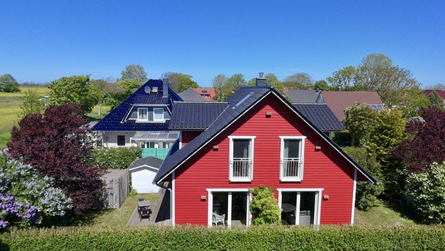 Charmantes rotes Einfamilienhaus im skandinavischen Stil- traumhafte Lage am Breeger Bodden nahe der Ostsee, 18556 Breege-Juliusruh, Einfamilienhaus